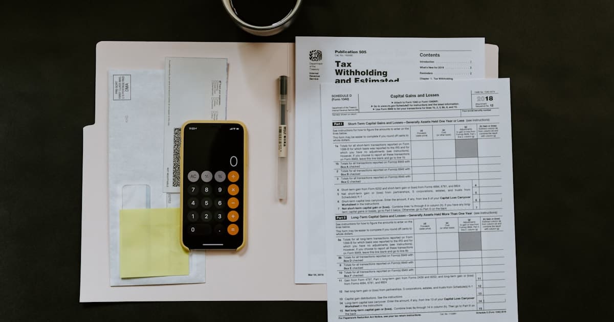 Documents de facturation sur un bureau
