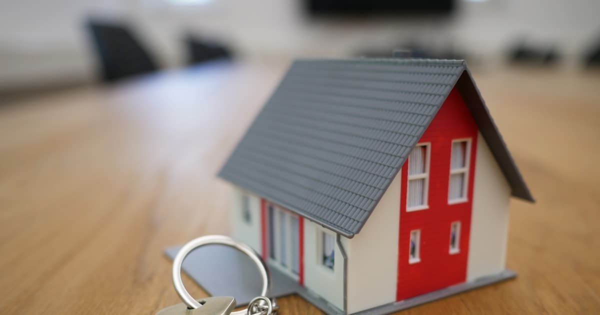 Remise de clés dans une agence immobilière