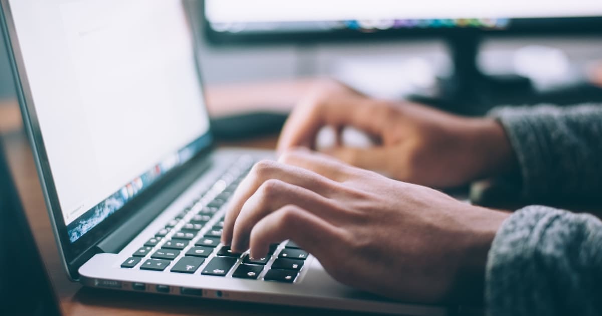 Poste de travail dédié à la prospection par email