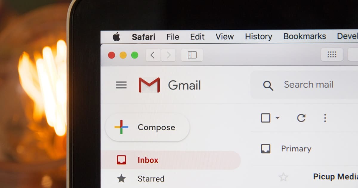 Poste de travail dédié à la prospection par email