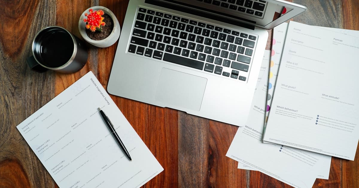 Documents de facturation sur un bureau