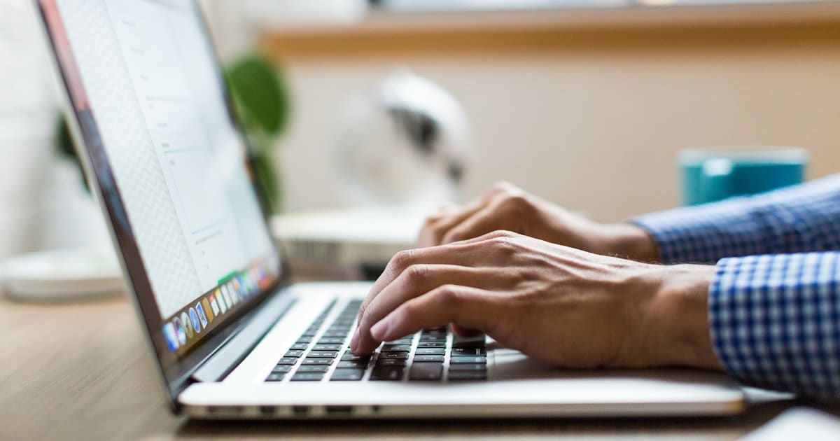 Poste de travail dédié à la prospection par email