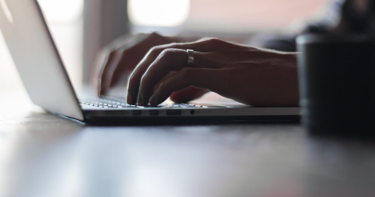 Poste de travail dédié à la prospection par email