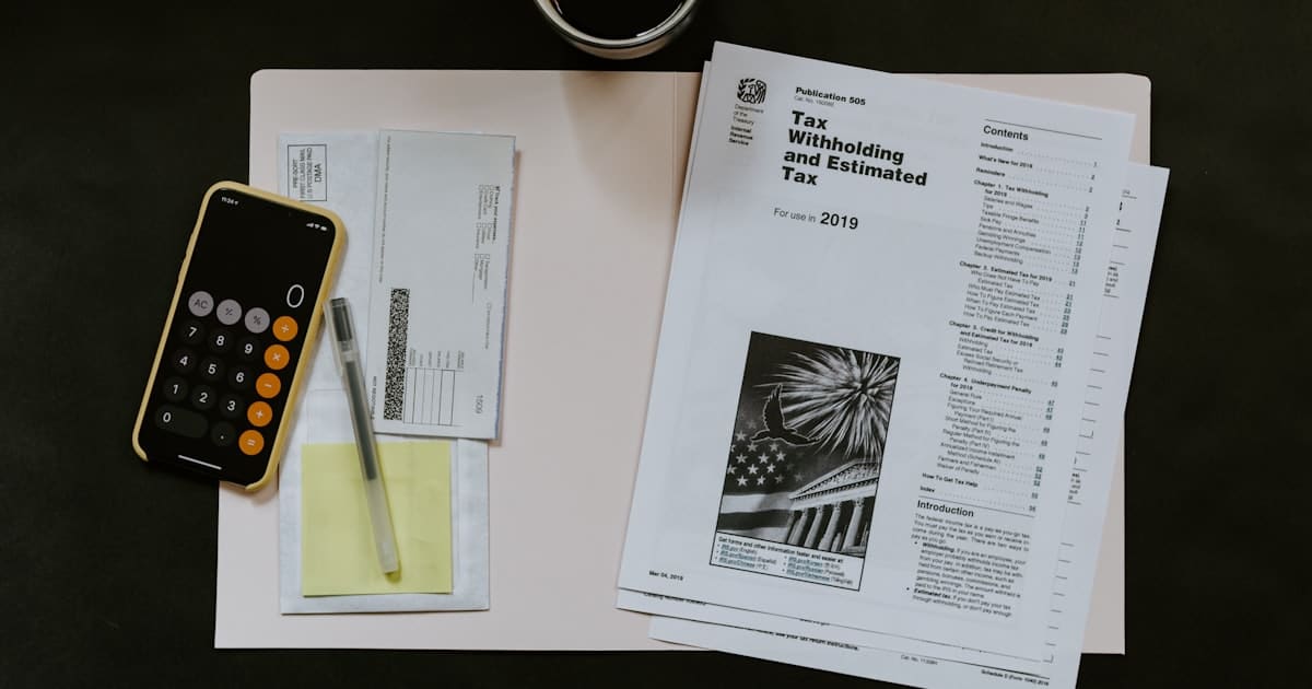 Documents de facturation sur un bureau