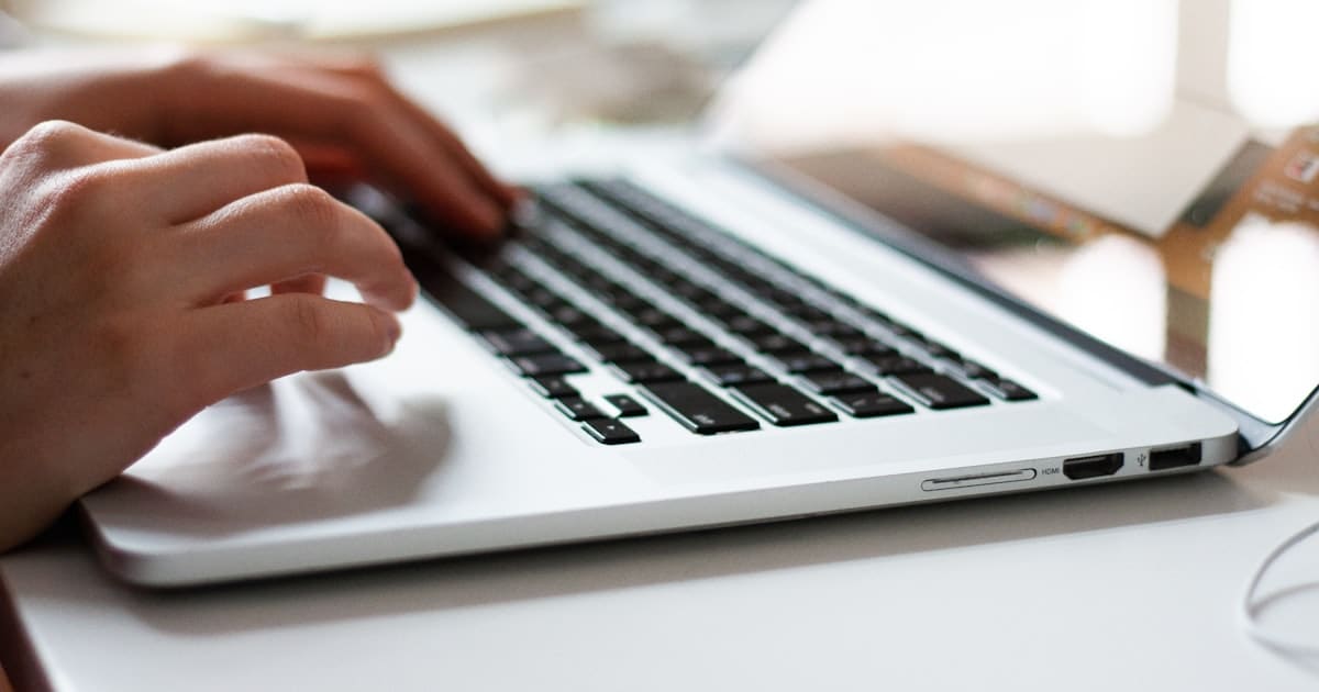 Poste de travail dédié à la prospection par email
