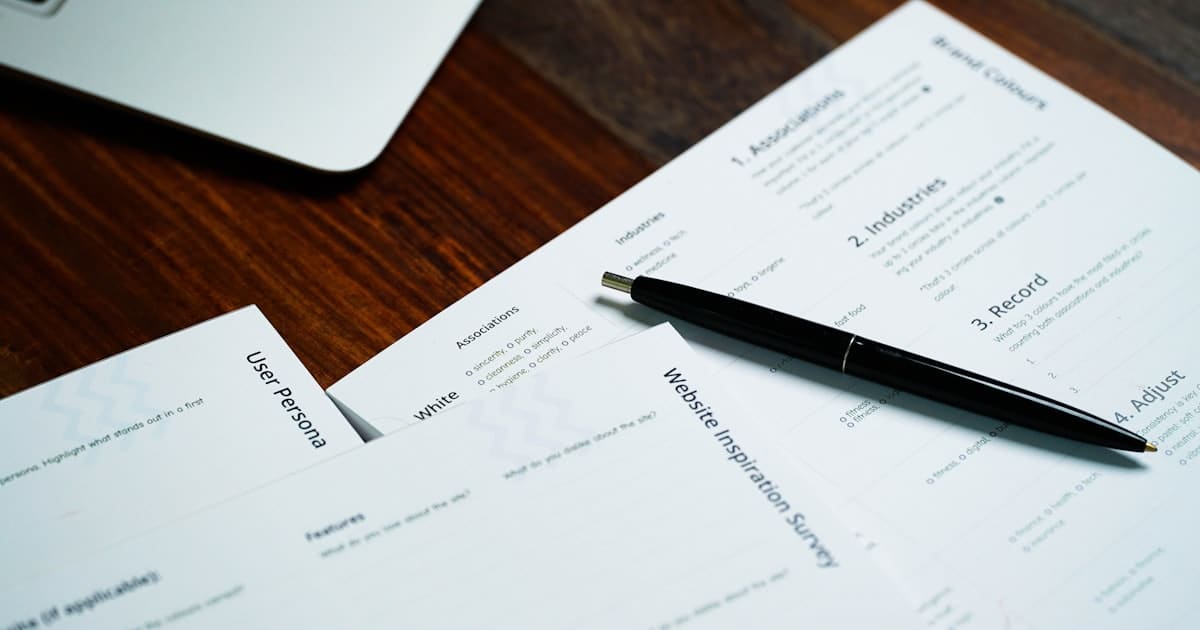 Documents de facturation sur un bureau