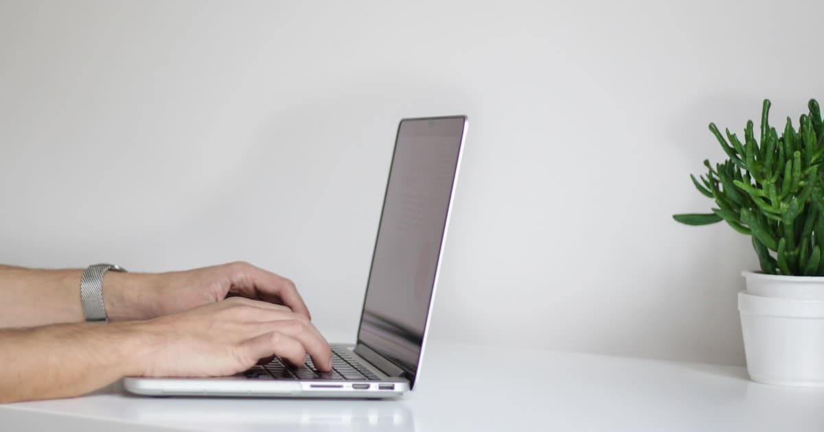 Poste de travail dédié à la prospection par email