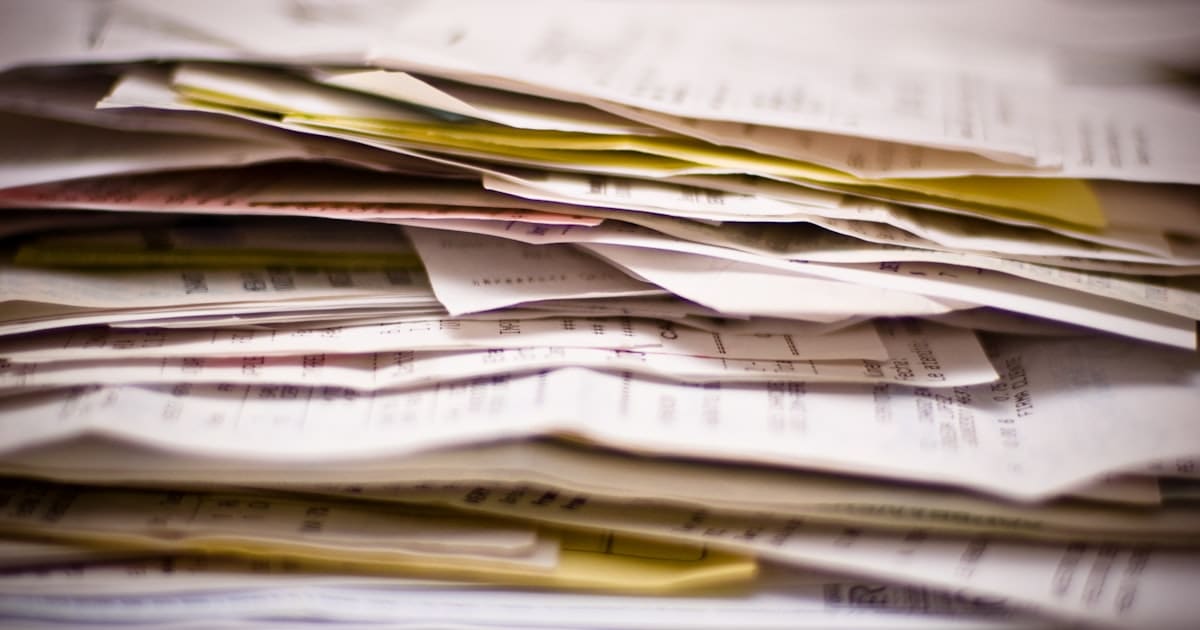 Documents de facturation sur un bureau