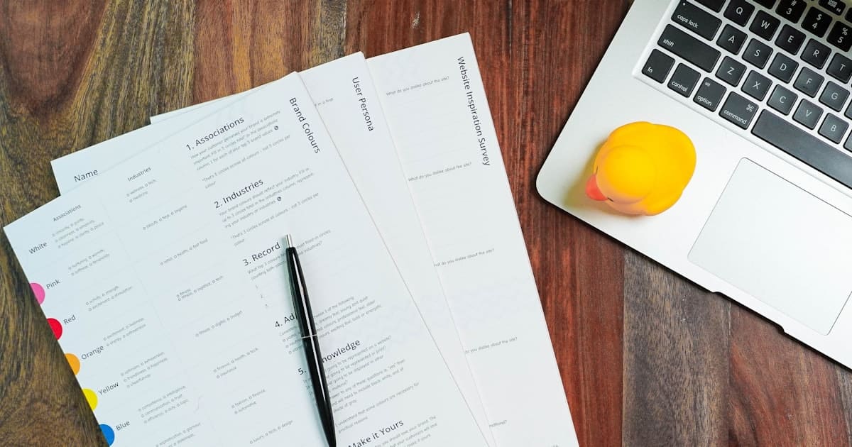 Documents de facturation sur un bureau