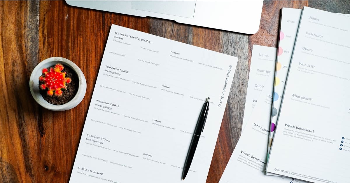 Documents de facturation sur un bureau