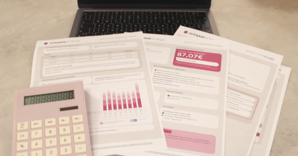 Documents de facturation sur un bureau