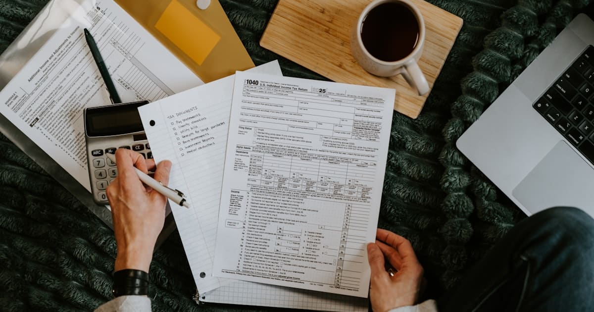 Documents de facturation sur un bureau