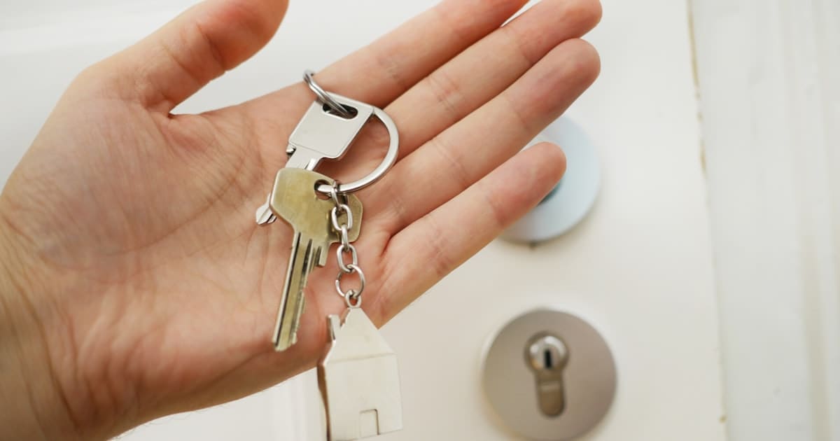 Remise de clés dans une agence immobilière