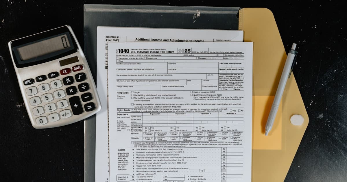 Documents de facturation sur un bureau