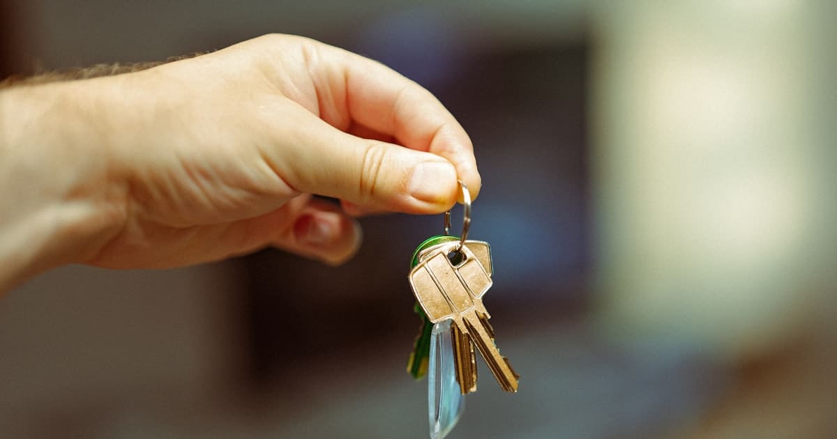 Remise de clés dans une agence immobilière