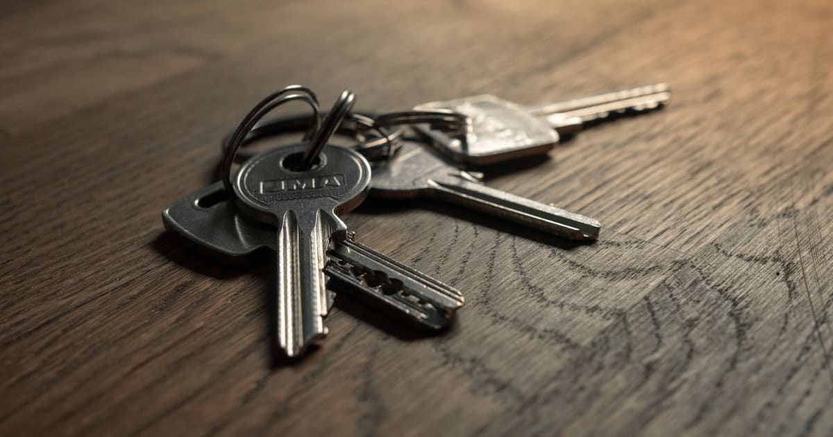 Remise de clés dans une agence immobilière