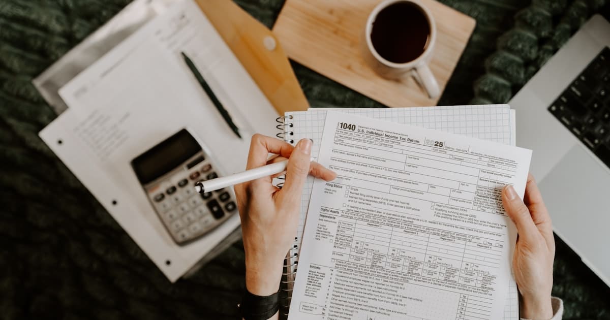 Documents de facturation sur un bureau