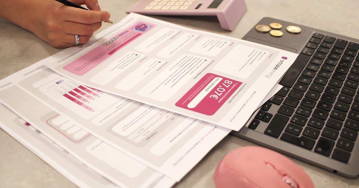 Documents de facturation sur un bureau