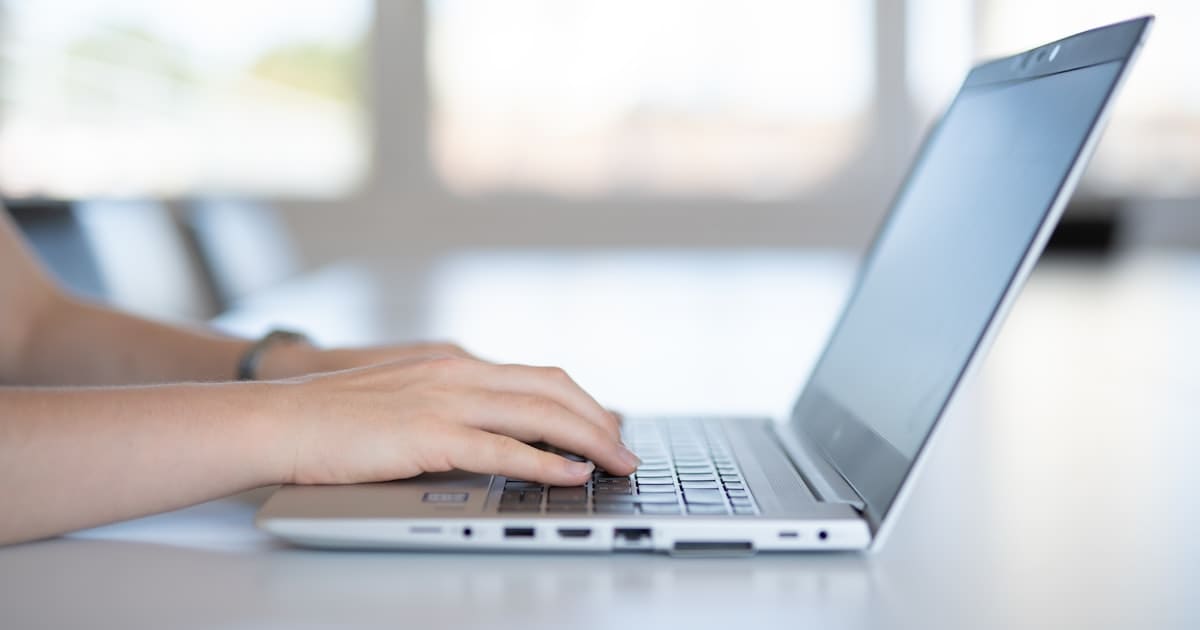 Poste de travail dédié à la prospection par email