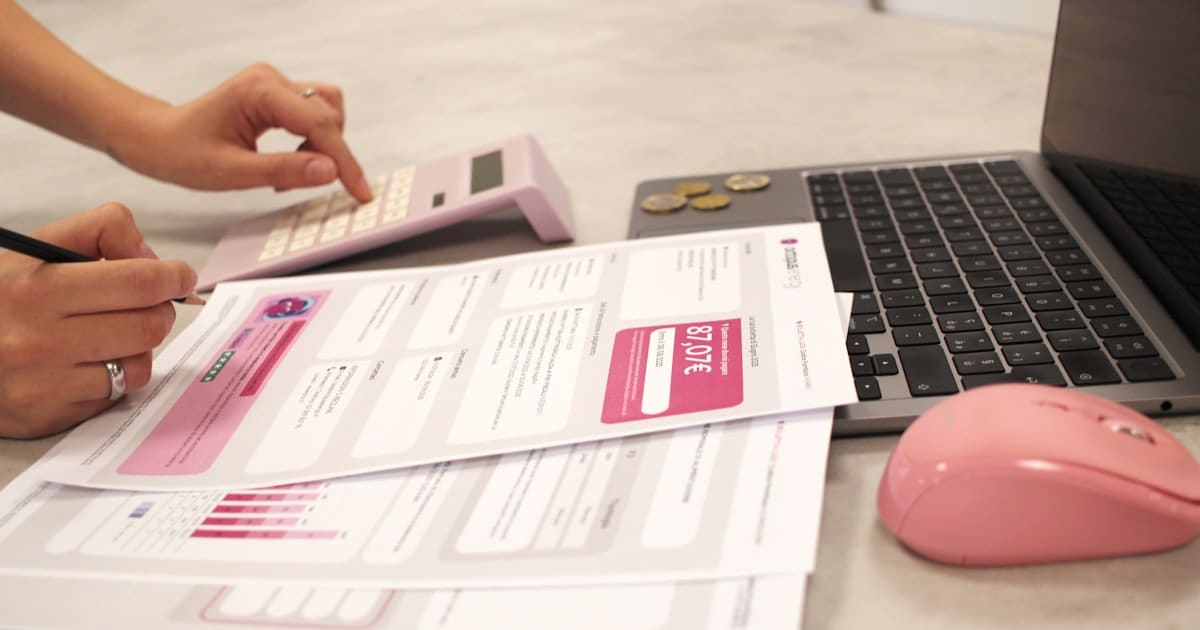Documents de facturation sur un bureau