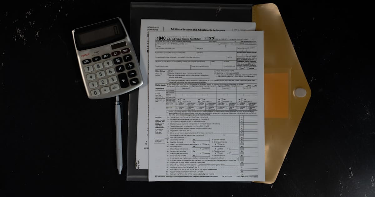 Documents de facturation sur un bureau