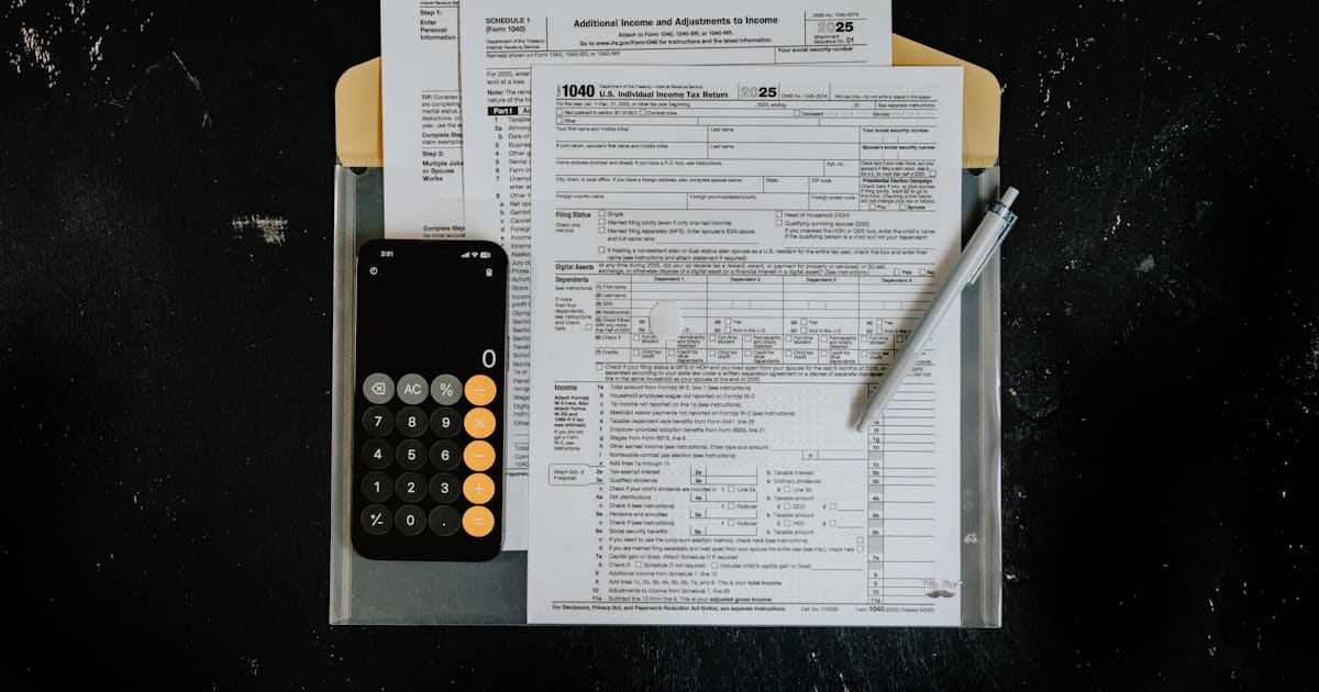 Documents de facturation sur un bureau