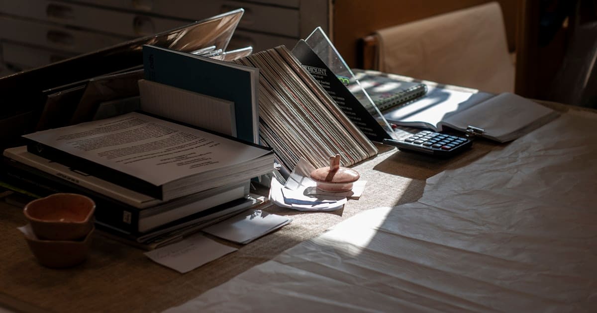 Documents de facturation sur un bureau