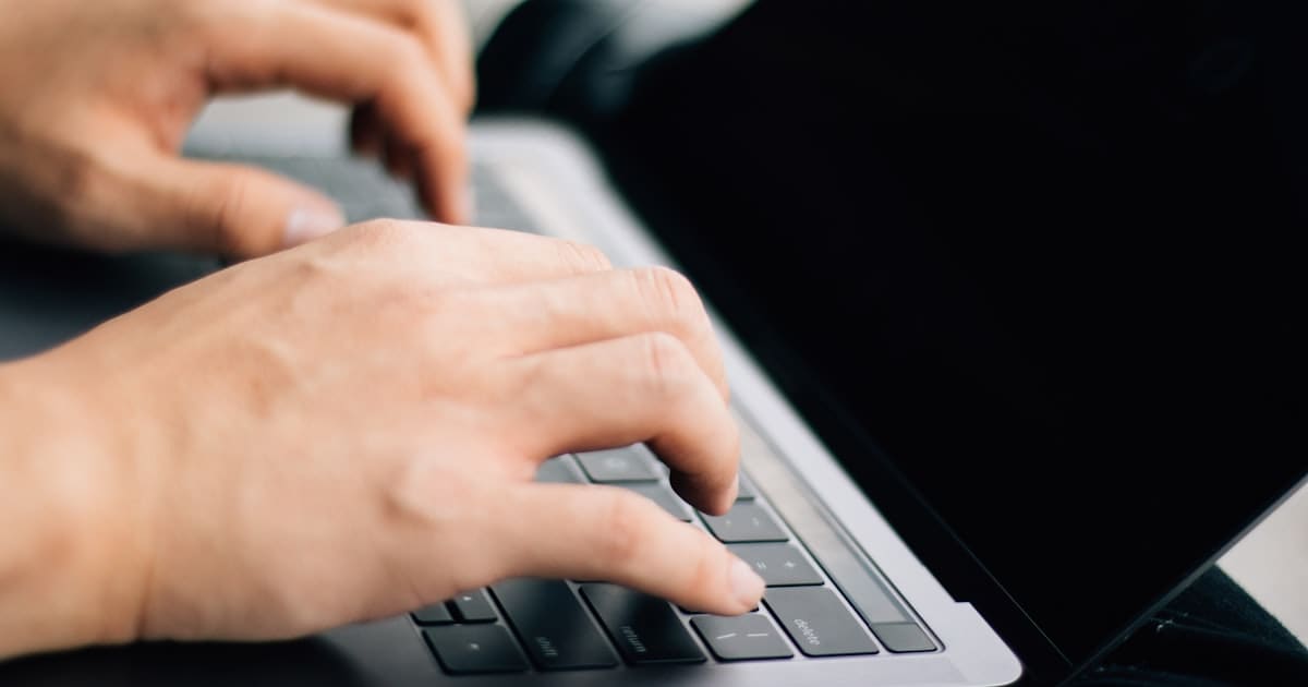 Poste de travail dédié à la prospection par email