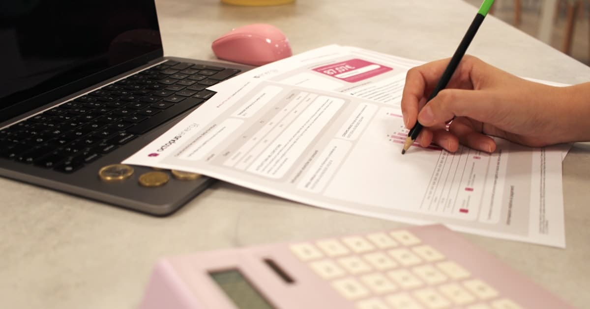Documents de facturation sur un bureau