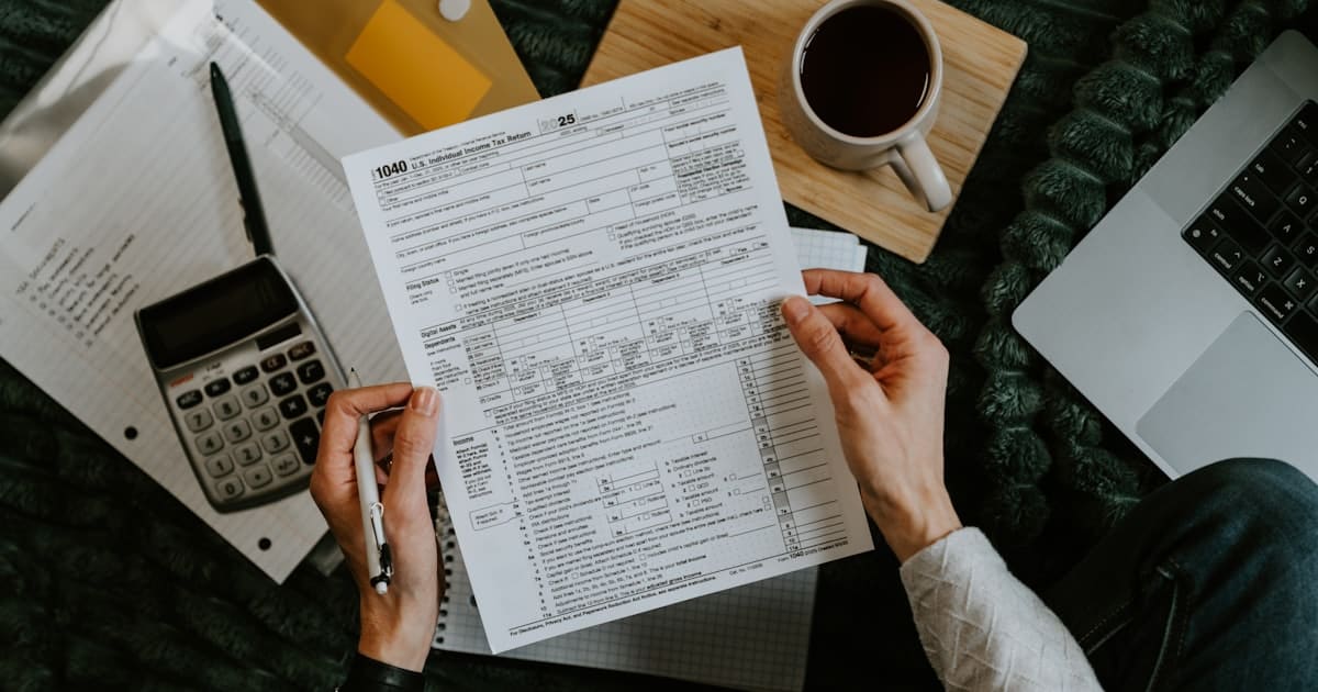 Documents de facturation sur un bureau