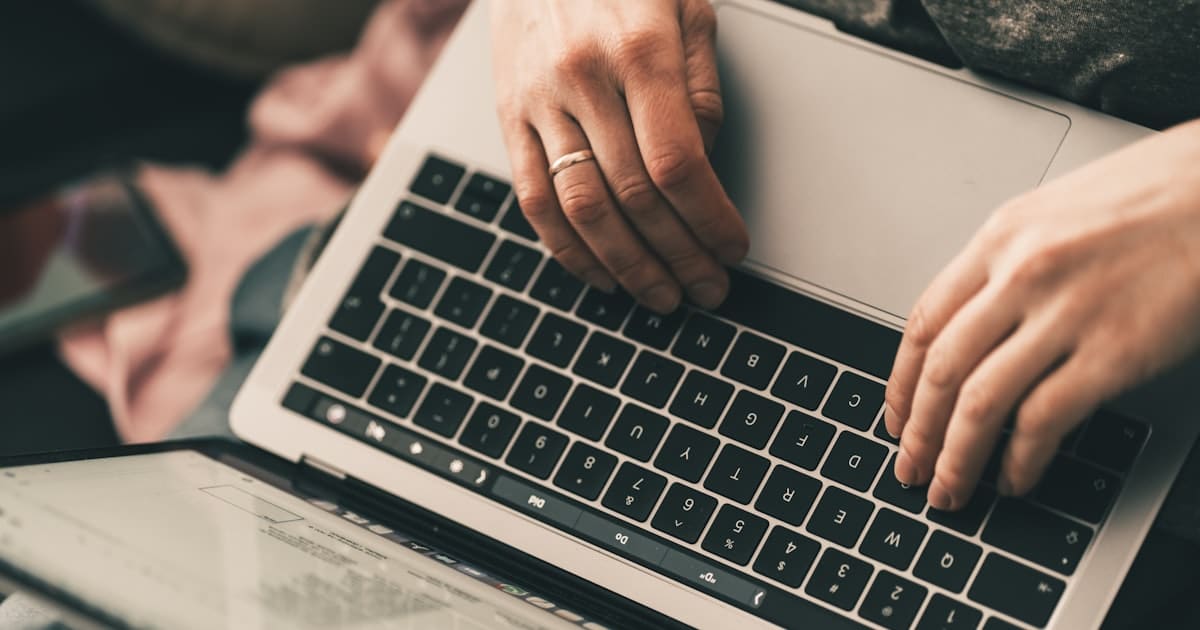 Poste de travail dédié à la prospection par email
