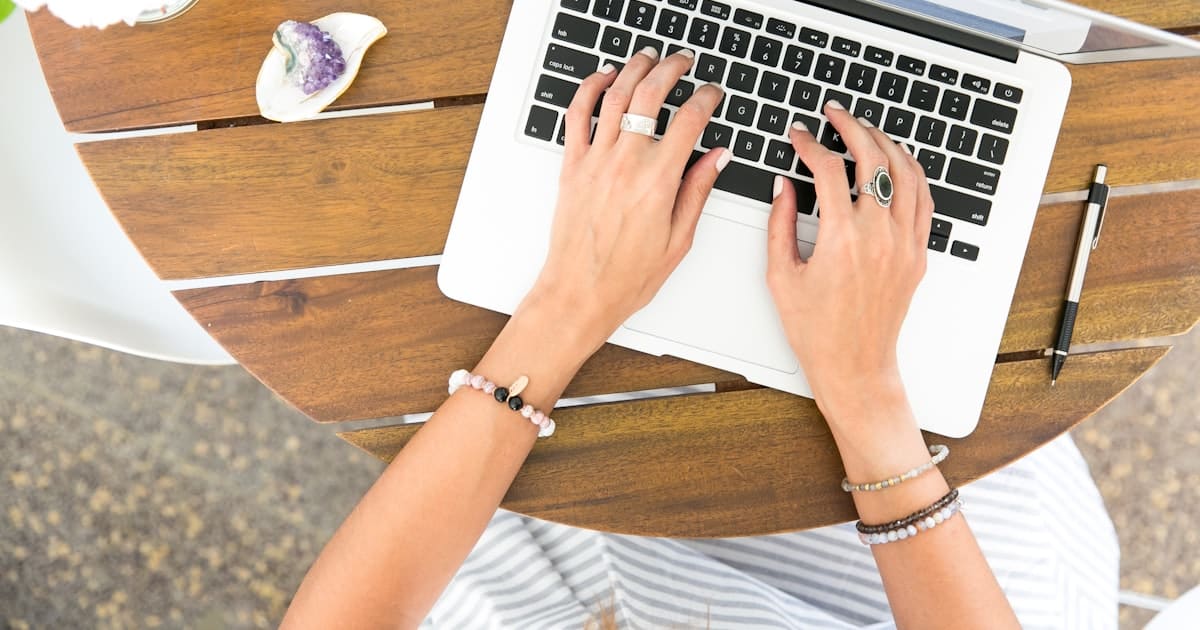 Poste de travail dédié à la prospection par email