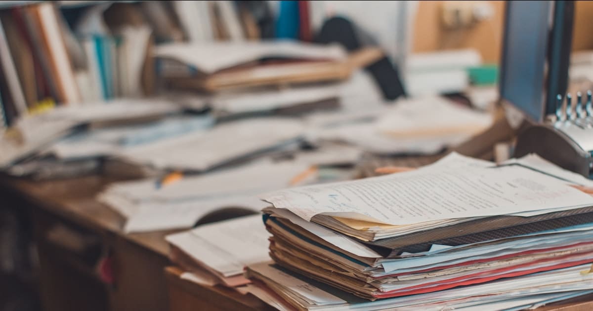 Documents de facturation sur un bureau